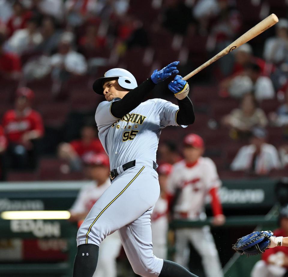 　２回、左前へ安打を放つヘルナンデス（撮影・田中太一）