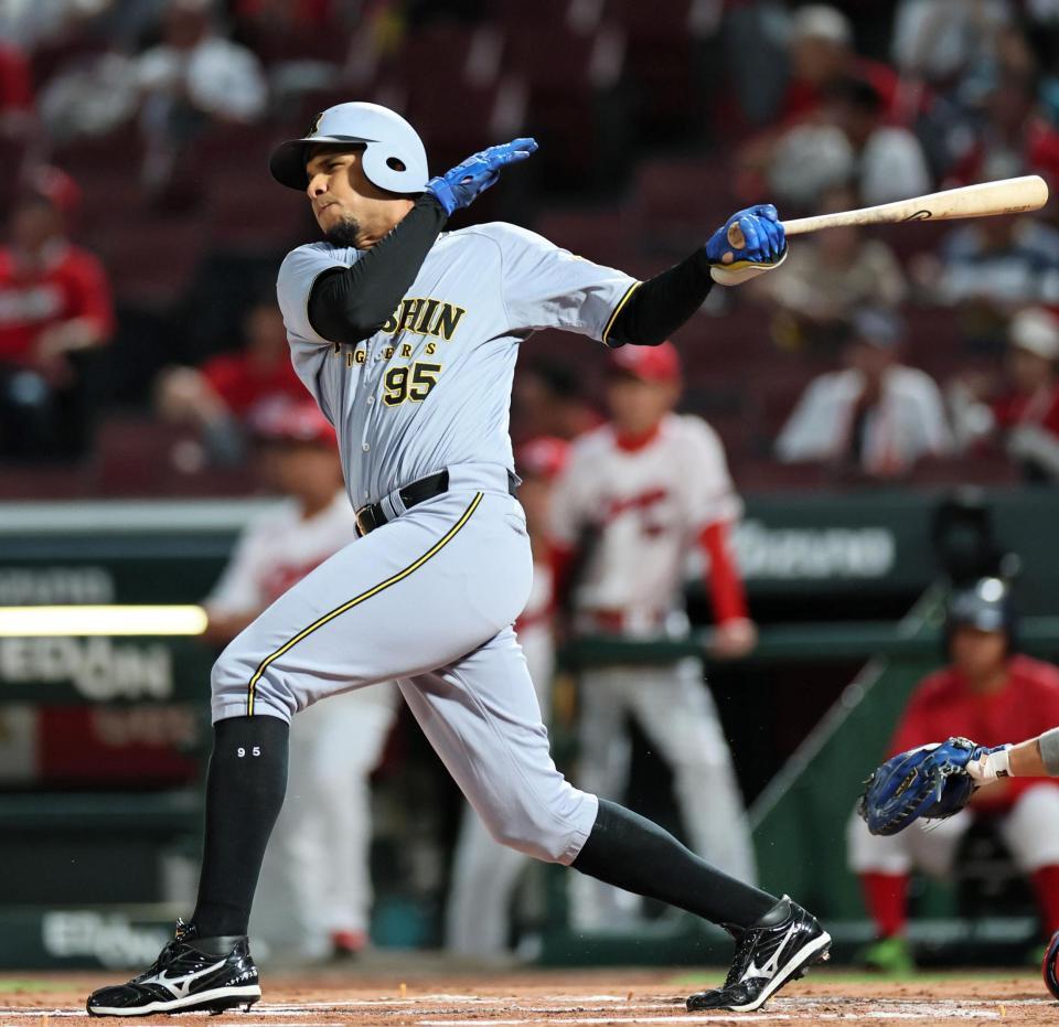 　２回、左前へ安打を放つヘルナンデス（撮影・田中太一）