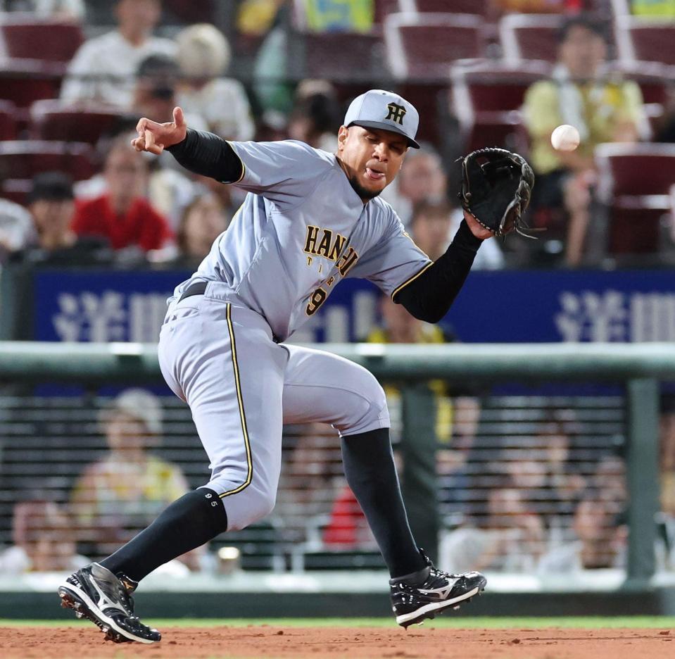 　５回、菊池の打球を捕球できず、左前打とするヘルナンデス（撮影・市尻達拡）