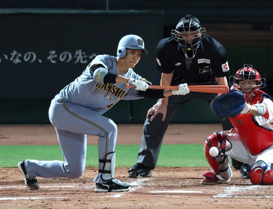 　４回、犠打を決める大竹（撮影・北村雅宏）