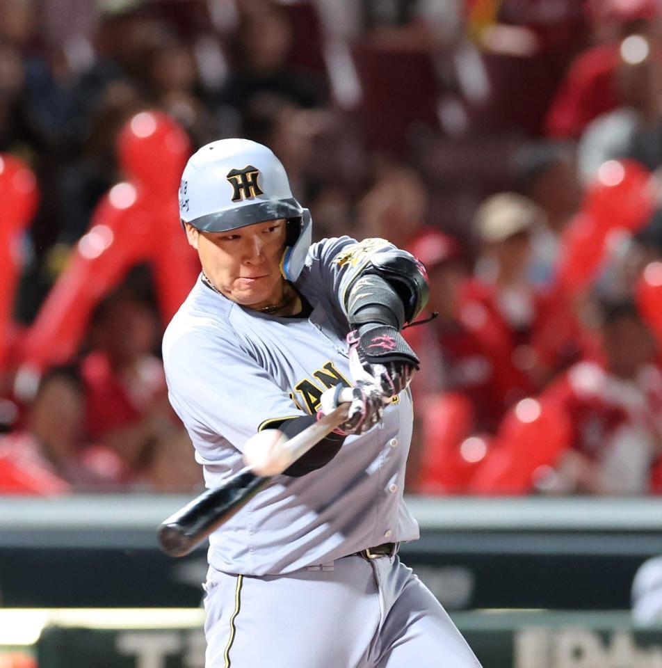 　７回、右越え２ランを放つ大山（撮影・市尻達拡）