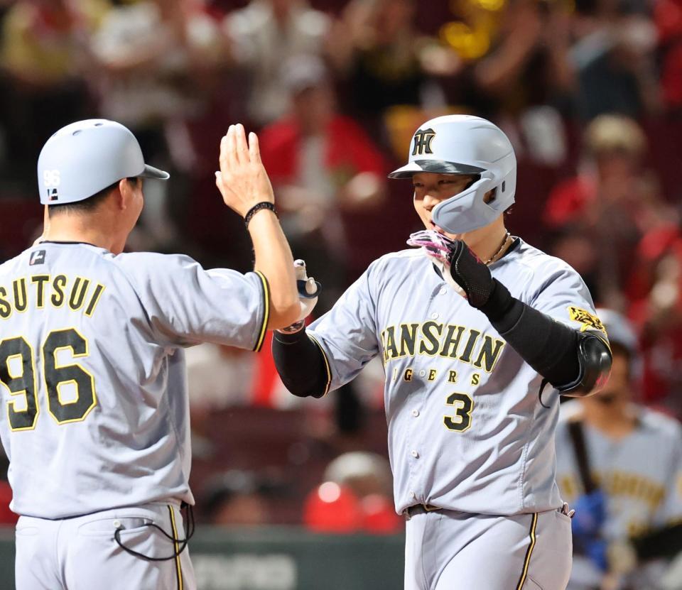 　７回、右越え２ランを放ち、タッチを交わす大山（撮影・市尻達拡）