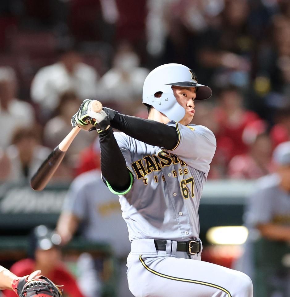 　８回、右前打を放つ高寺（撮影・市尻達拡）