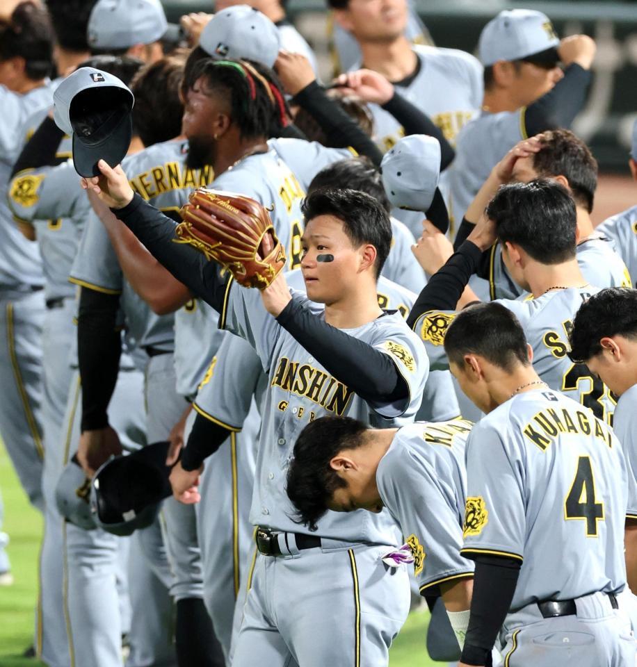 　マツダスタジアムでの最終戦を終え、ファンにあいさつする森下（中央）＝撮影・北村雅宏