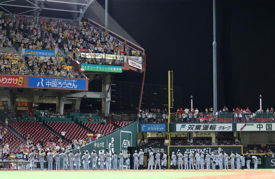 　マツダスタジアムでの今季全日程を終え、ファンにあいさつする阪神ナイン（撮影・市尻達拡）