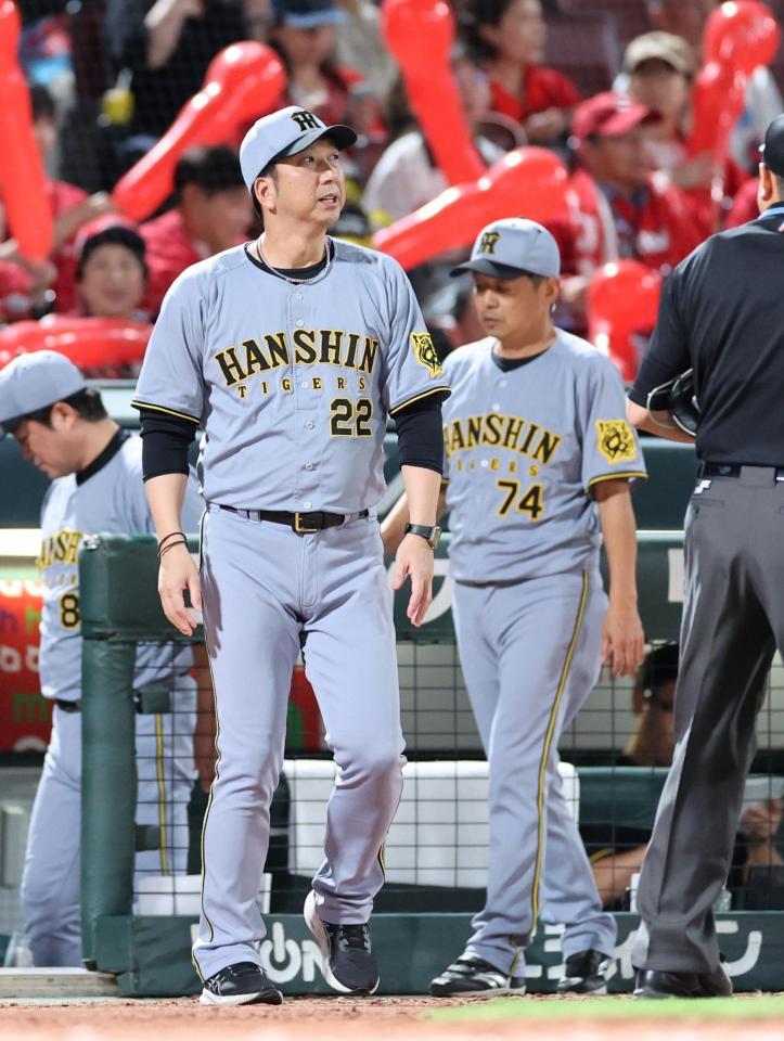 　７回の攻撃を終え、選手交代を告げる藤川監督（撮影・市尻達拡）