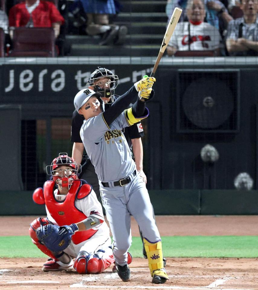 　３回、先制となる２ランを放つ森下（撮影・北村雅宏）