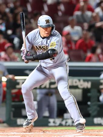 　３回、投球が左足への死球となり、出塁する大山（撮影・市尻達拡）