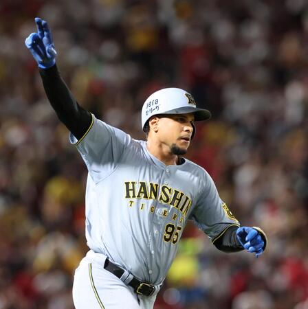 　６回、左越えソロを放ち、右手を掲げるヘルナンデス（撮影・市尻達拡）