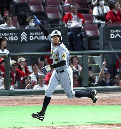 　６回、来日初本塁打を放ち、右手を掲げるヘルナンデス（撮影・北村雅宏）