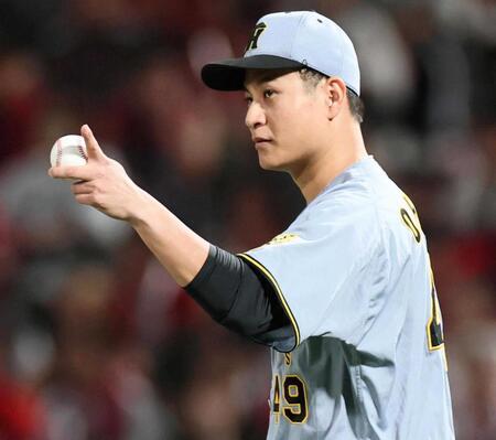 　２回、軽快な守備を見せたヘルナンデスを指さす大竹（撮影・田中太一）