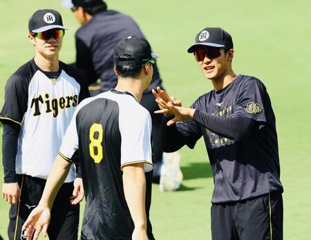 　１軍に合流した小幡（右）＝撮影　山口登