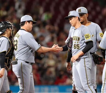 　広島戦の６回、降板を告げられ、ベンチに下がる湯浅（１８日）