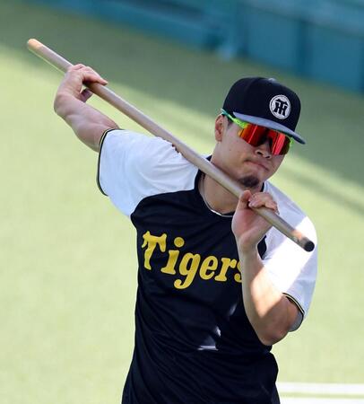 　ストレッチする佐藤輝（撮影・山口登）