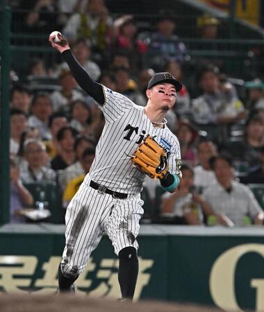 　３回、蝦名の三ゴロで好守備を見せる佐藤輝（撮影・西田忠信）