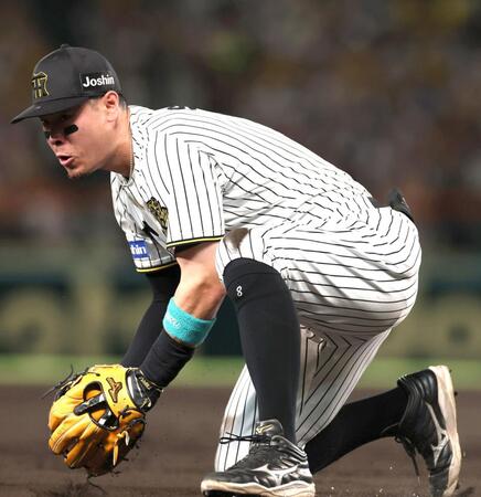 　３回、蛯名のゴロを好捕する佐藤輝（撮影・北村雅宏）