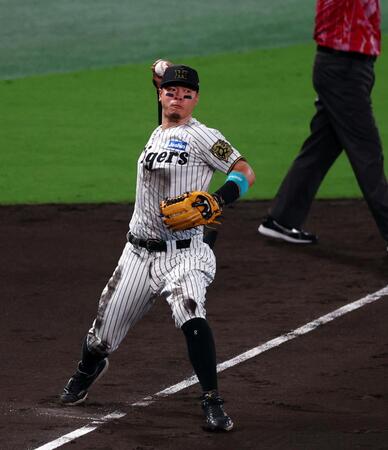 　３回、佐藤輝は蝦名の打球を好捕し一塁アウトにする（撮影・山口登）