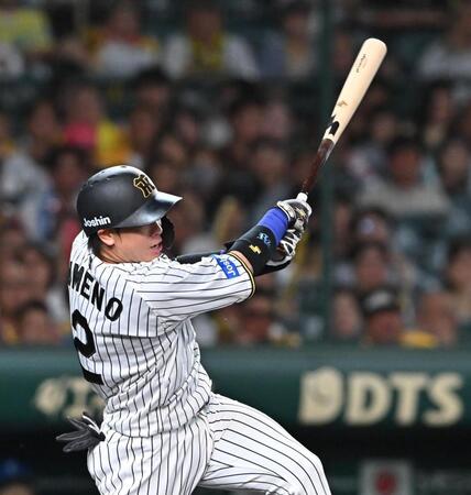 　３回、中前打を放つ梅野（撮影・西田忠信）