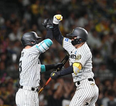 　５回、ソロを放ち佐藤輝（左）と喜ぶ森下（撮影・西田忠信）