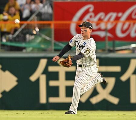 　１回、筒香の右飛を好捕する森下（撮影・西田忠信）