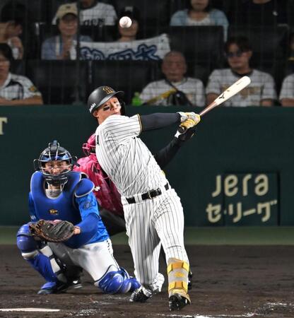 　４回、中前打を放つ森下（撮影・飯室逸平）