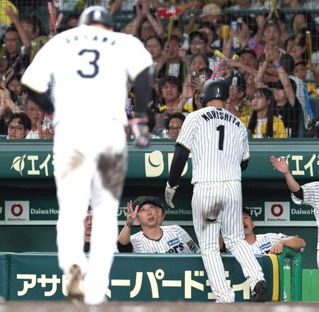 　４回、先制の生還を果たした森下（１）を迎える藤川監督（中央）＝撮影・北村雅宏