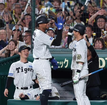 　６回、適時打を放ったヘルナンデスは木浪（右）とタッチを交わす（撮影・北村雅宏）