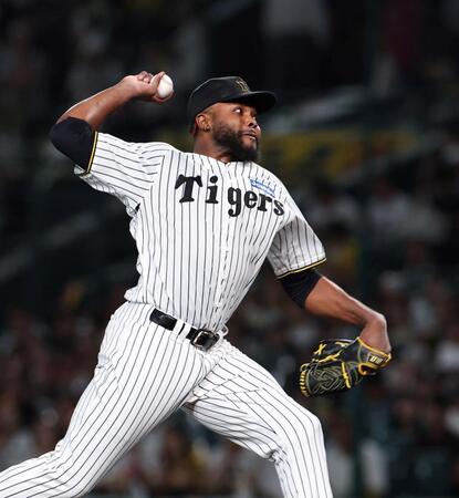 　８回から登板するドリス（撮影・北村雅宏）