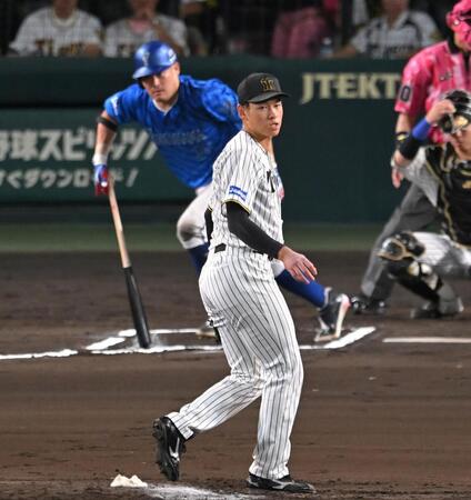 　６回、筒香を併殺打に打ち取る早川（撮影・飯室逸平）