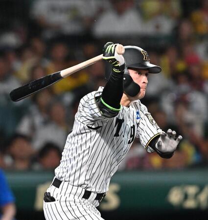 　４回、先制打を放つ高寺（撮影・西田忠信）