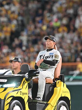 　９回、リリーフカーで登場する岩崎（撮影・西田忠信）
