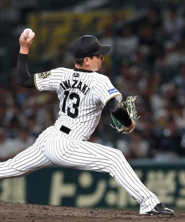 　９回から登板する岩崎（撮影・北村雅宏）