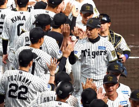 　岩崎（中央右）はウイニングボールを早川に手渡す（撮影・山口登）