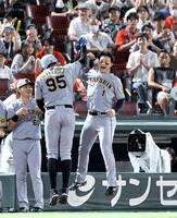 　６回、来日初本塁打を放ったヘルナンデス（９５）と、タッチを交わす森下（撮影・市尻達拡）