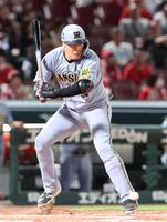 　３回、投球が左足への死球となり、出塁する大山（撮影・市尻達拡）