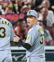 　６回、ピンチをしのぎ、気合の入った表情を見せる及川雅貴（撮影・市尻達拡）