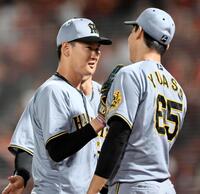 　６回、湯浅（右）の作ったピンチを及川が切り抜ける（撮影・田中太一）