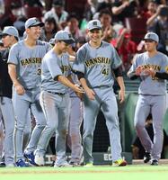 　試合後、笑顔を見せる大竹（撮影・市尻達拡）