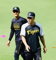 　グラウンドで笑顔を見せる佐藤輝（右）＝撮影　山口登