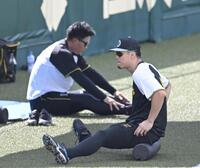 　試合前に森下らとストレッチする佐藤輝