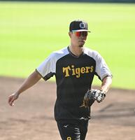 　守備練習を終えた佐藤輝（撮影・西田忠信）