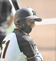 　打撃練習中に笑顔を見せる中野（撮影・西田忠信）