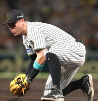 　３回、蛯名のゴロを好捕する佐藤輝（撮影・北村雅宏）