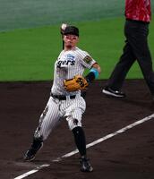 　３回、佐藤輝は蝦名の打球を好捕し一塁アウトにする（撮影・山口登）