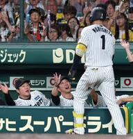 　５回、ソロを放った森下（１）を迎える藤川監督（中央）＝撮影・北村雅宏