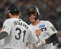 　４回、高寺の先制打で生還した森下（撮影・西田忠信）