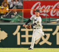 　１回、筒香の右飛を好捕する森下（撮影・西田忠信）