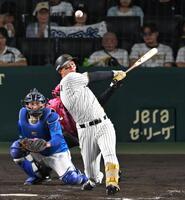 　４回、中前打を放つ森下（撮影・飯室逸平）