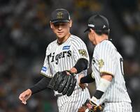 　１回を無失点で切り抜け、木浪（右）とタッチを交わす早川（撮影・西田忠信）