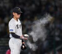 　２回、ロジンの粉を手につける早川（撮影・北村雅宏）